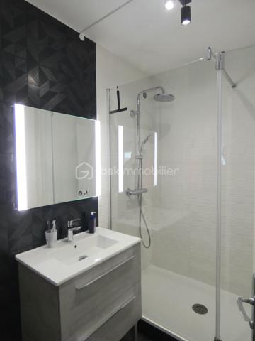 Idéalement situé à Rezé quartier Bourderies, proche des commodités, venez découvrir cet appartement de 68 m2 au quatrième étage avec ascenseur.
Il bénéficie d'une entrée avec rangements desservant un dressing, une cuisine, une buanderie, deux chambres, un wc, une salle d'eau et un séjour lumineux avec loggia.
Un garage et une cave complètent le bien.
Aucun travaux à prévoir.
Contactez moi pour une visite.