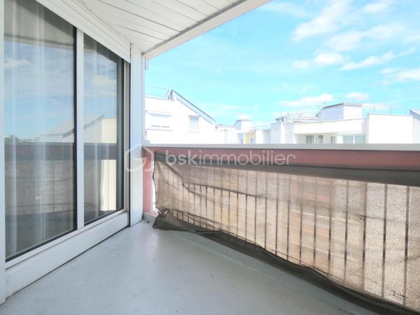 Idéalement situé à Rezé quartier Bourderies, proche des commodités, venez découvrir cet appartement de 68 m2 au quatrième étage avec ascenseur.
Il bénéficie d'une entrée avec rangements desservant un dressing, une cuisine, une buanderie, deux chambres, un wc, une salle d'eau et un séjour lumineux avec loggia.
Un garage et une cave complètent le bien.
Aucun travaux à prévoir.
Contactez moi pour une visite.
