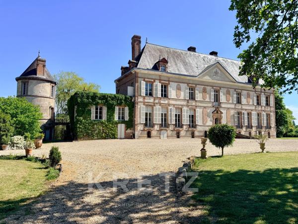 Élégant Château XVIIe IMH et ses dépendances sur 158ha
