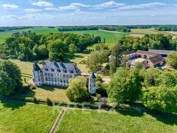 Élégant Château XVIIe IMH et ses dépendances sur 158ha
