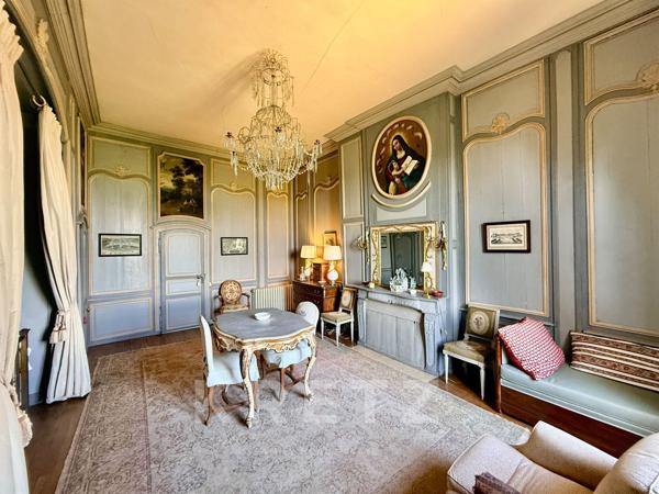 Élégant Château XVIIe IMH et ses dépendances sur 158ha