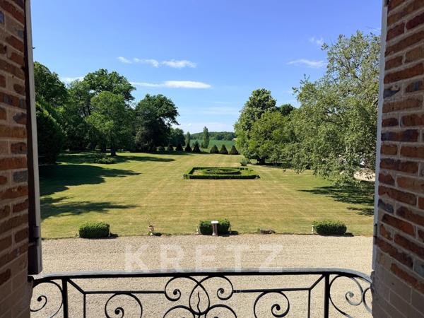 Élégant Château XVIIe IMH et ses dépendances sur 158ha