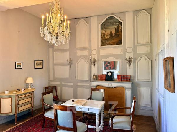 Élégant Château XVIIe IMH et ses dépendances sur 158ha