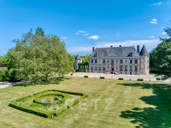 Élégant Château XVIIe IMH et ses dépendances sur 158ha