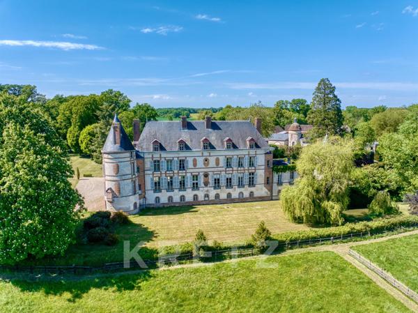 Élégant Château XVIIe IMH et ses dépendances sur 158ha