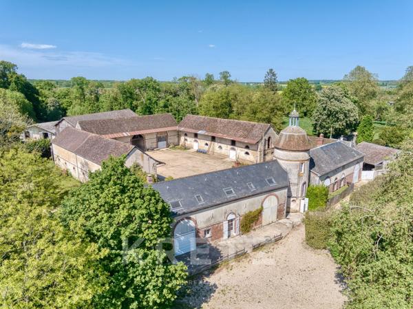 Élégant Château XVIIe IMH et ses dépendances sur 158ha