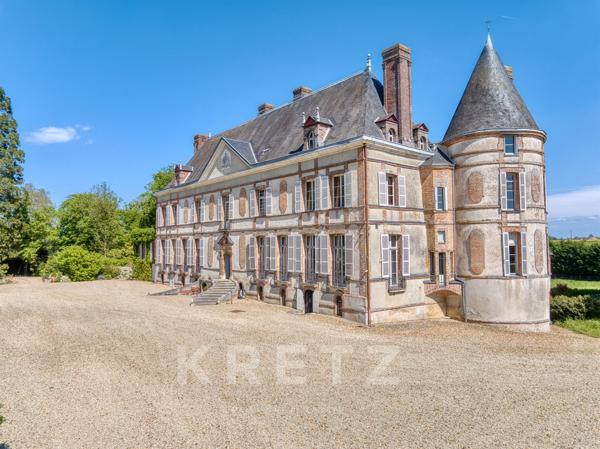 Élégant Château XVIIe IMH et ses dépendances sur 158ha
