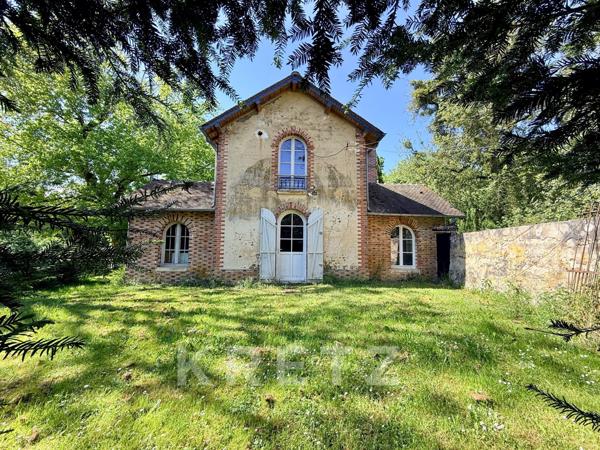 Élégant Château XVIIe IMH et ses dépendances sur 158ha