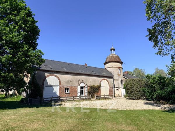 Élégant Château XVIIe IMH et ses dépendances sur 158ha
