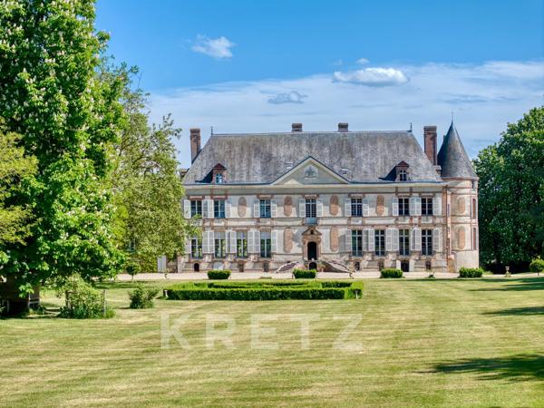 Élégant Château XVIIe IMH et ses dépendances sur 158ha