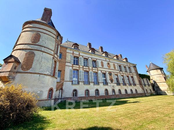 Élégant Château XVIIe IMH et ses dépendances sur 158ha