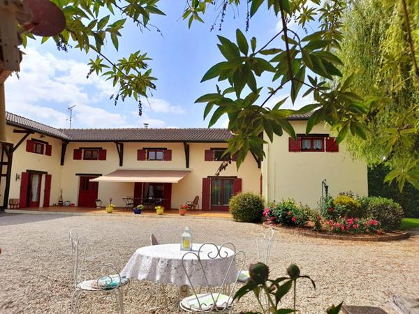 Belle Propriété ou Demeure Contemporaine de 239 m² Entièrement Rénovée, avec Piscine chauffée, Poolhouse, Garage, Dépendances et Terrain Clos et Arboré de 2874 m²