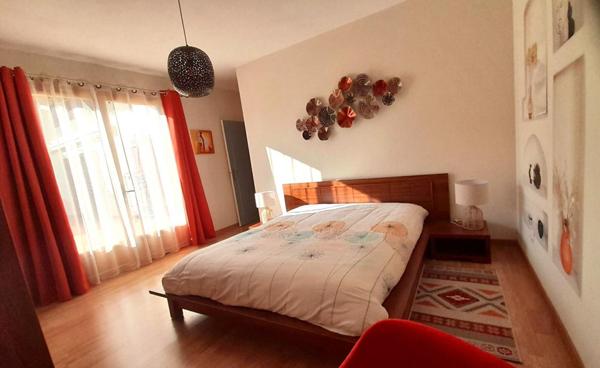 Belle Propriété ou Demeure Contemporaine de 239 m² Entièrement Rénovée, avec Piscine chauffée, Poolhouse, Garage, Dépendances et Terrain Clos et Arboré de 2874 m²