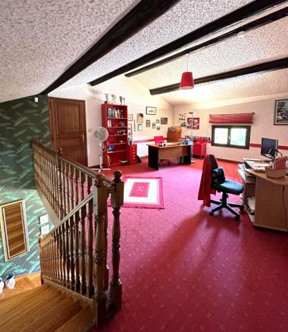 Belle Propriété ou Demeure Contemporaine de 239 m² Entièrement Rénovée, avec Piscine chauffée, Poolhouse, Garage, Dépendances et Terrain Clos et Arboré de 2874 m²