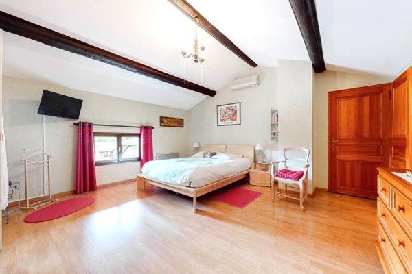 Belle Propriété ou Demeure Contemporaine de 239 m² Entièrement Rénovée, avec Piscine chauffée, Poolhouse, Garage, Dépendances et Terrain Clos et Arboré de 2874 m²