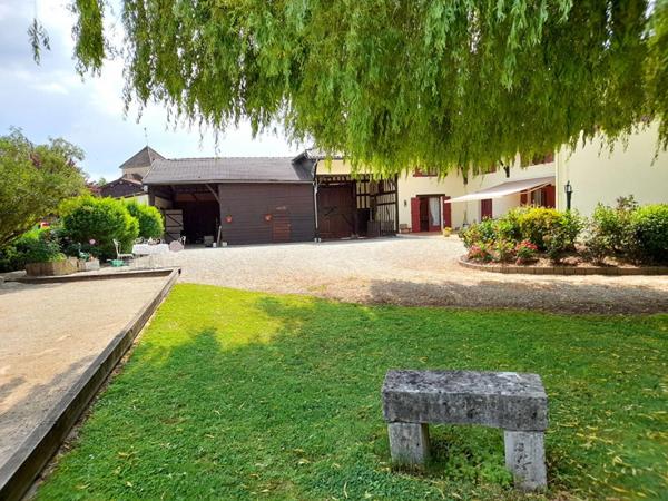 Belle Propriété ou Demeure Contemporaine de 239 m² Entièrement Rénovée, avec Piscine chauffée, Poolhouse, Garage, Dépendances et Terrain Clos et Arboré de 2874 m²