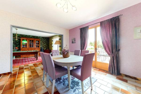 Belle Propriété ou Demeure Contemporaine de 239 m² Entièrement Rénovée, avec Piscine chauffée, Poolhouse, Garage, Dépendances et Terrain Clos et Arboré de 2874 m²