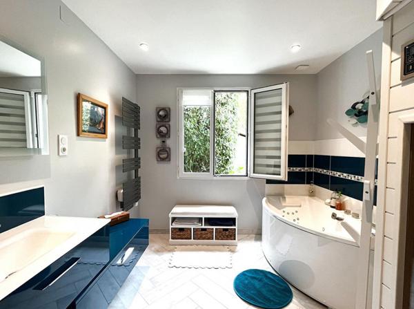 Belle Propriété ou Demeure Contemporaine de 239 m² Entièrement Rénovée, avec Piscine chauffée, Poolhouse, Garage, Dépendances et Terrain Clos et Arboré de 2874 m²