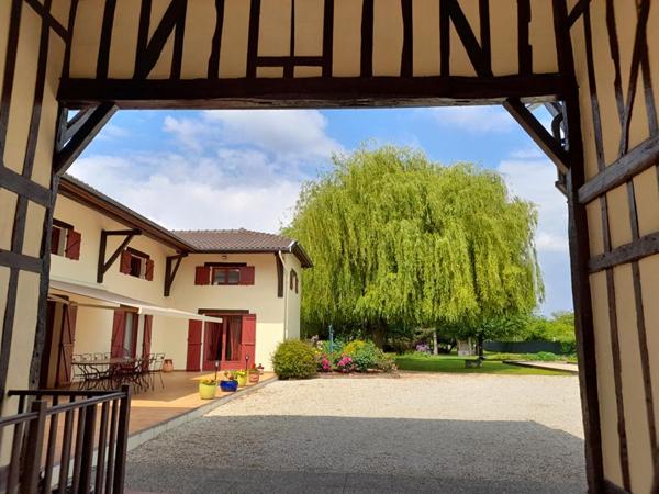 Belle Propriété ou Demeure Contemporaine de 239 m² Entièrement Rénovée, avec Piscine chauffée, Poolhouse, Garage, Dépendances et Terrain Clos et Arboré de 2874 m²