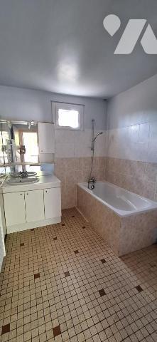 VIC-FEZENSAC Immeuble  local+garage+2 appartement