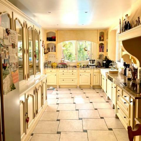 FRÉJUS/ST-RAPHAËL - villa 260m2 avec T3 sur 1750m2 -baisse de prix-TOUTE OFFRE SERIEUSE SERA ETUDIEE !