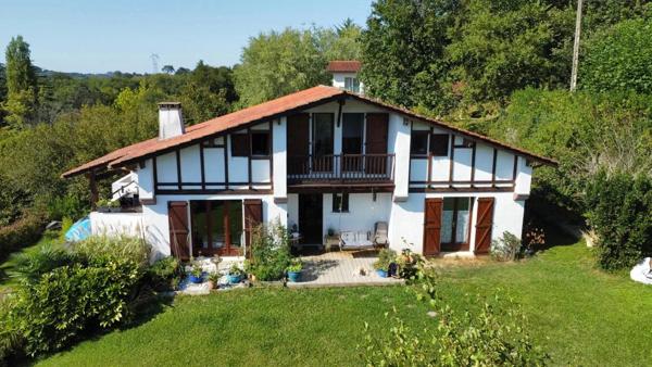 Maison au Pays Basque de 185 m² avec 3 chambres et 2 studios