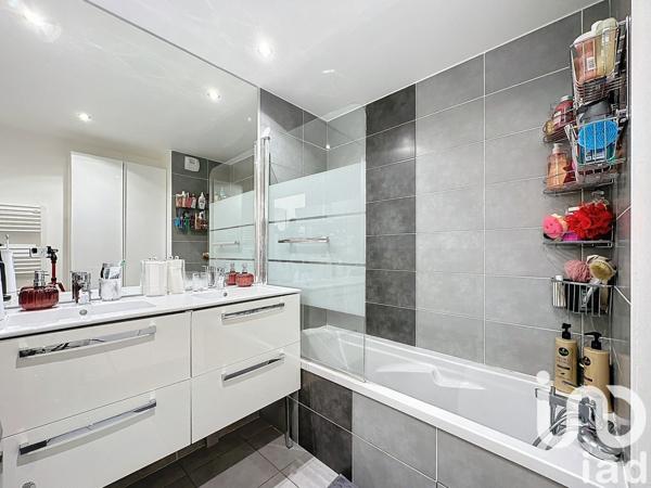 Appartement 4 pièces de 83 m² à Saint-Priest (69800)