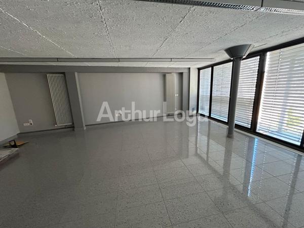 Immeuble de bureaux indépendant aux prestations très soignées à vendre dans le Vieux Valenciennes