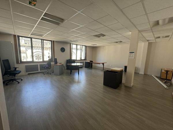 TOURS CENTRE BUREAUX A LOUER 271 M² 5 PARKINGS