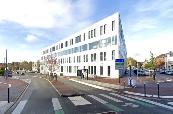 Bureaux à louer à Tourcoing métro en face patio commun et parkings privatifs