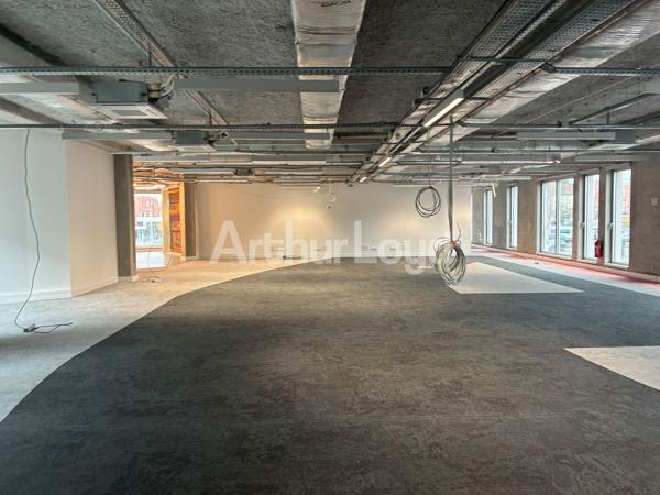 Bureaux à louer à Tourcoing métro en face patio commun et parkings privatifs