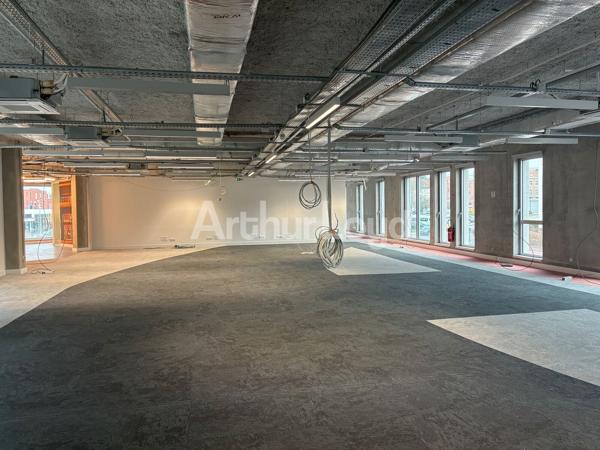 Bureaux à louer à Tourcoing métro en face patio commun et parkings privatifs