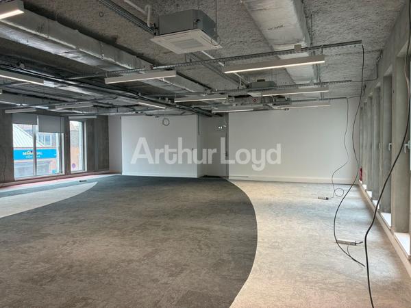 Bureaux à louer à Tourcoing métro en face patio commun et parkings privatifs