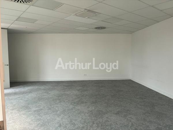 Bureaux à louer à Tourcoing métro en face patio commun et parkings privatifs