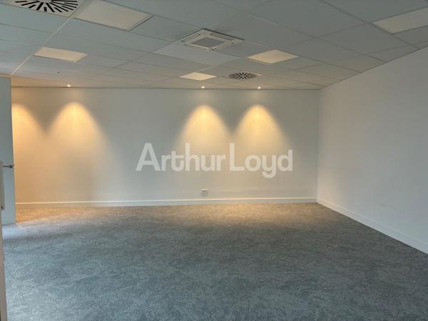 Bureaux à louer à Tourcoing métro en face patio commun et parkings privatifs