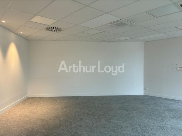 Bureaux à louer à Tourcoing métro en face patio commun et parkings privatifs