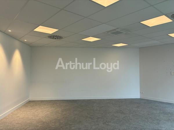 Bureaux à louer à Tourcoing métro en face patio commun et parkings privatifs