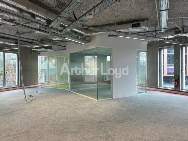 Bureaux à louer à Tourcoing métro en face patio commun et parkings privatifs