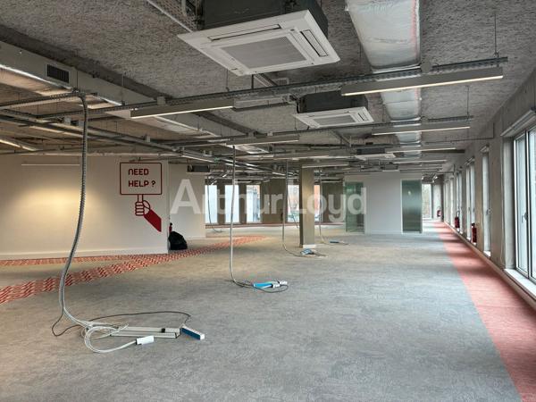Bureaux à louer à Tourcoing métro en face patio commun et parkings privatifs