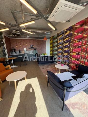 Bureaux à louer à Tourcoing métro en face patio commun et parkings privatifs