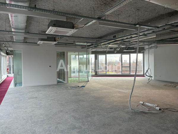 Bureaux à louer à Tourcoing métro en face patio commun et parkings privatifs