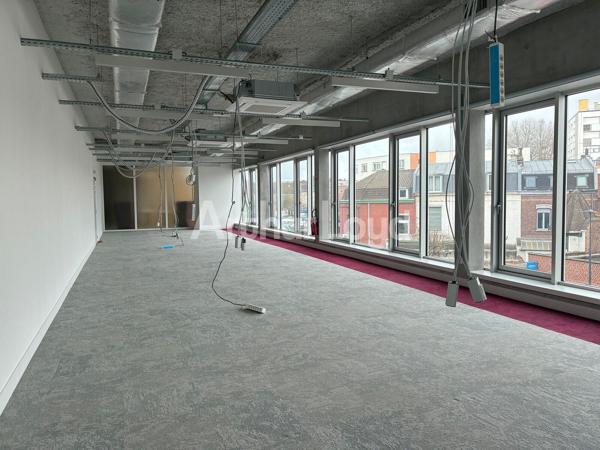 Bureaux à louer à Tourcoing métro en face patio commun et parkings privatifs