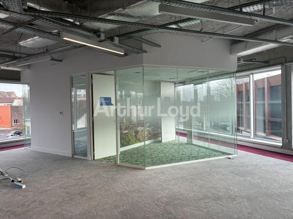 Bureaux à louer à Tourcoing métro en face patio commun et parkings privatifs