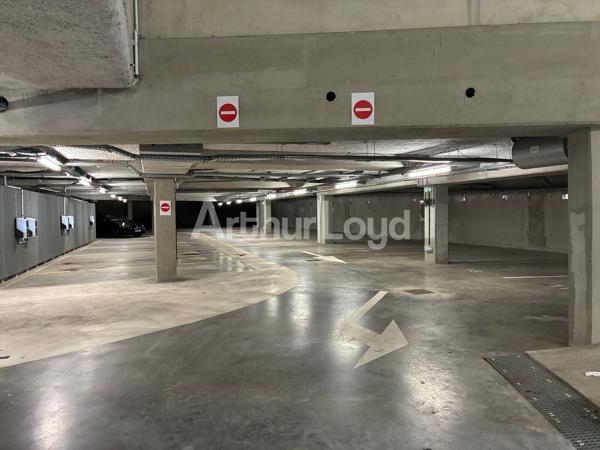 Bureaux à louer à Tourcoing métro en face patio commun et parkings privatifs