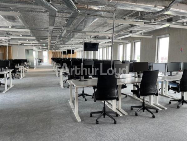Bureaux à louer à Tourcoing métro en face patio commun et parkings privatifs