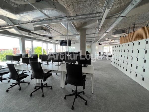 Bureaux à louer à Tourcoing métro en face patio commun et parkings privatifs