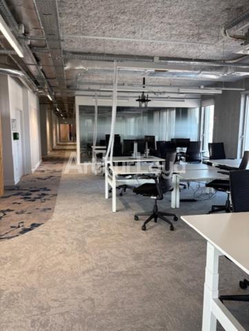 Bureaux à louer à Tourcoing métro en face patio commun et parkings privatifs