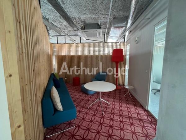 Bureaux à louer à Tourcoing métro en face patio commun et parkings privatifs