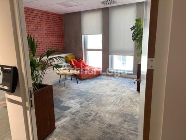 Bureaux à louer à Tourcoing métro en face patio commun et parkings privatifs
