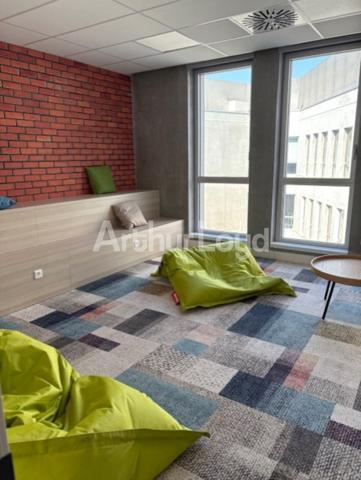 Bureaux à louer à Tourcoing métro en face patio commun et parkings privatifs